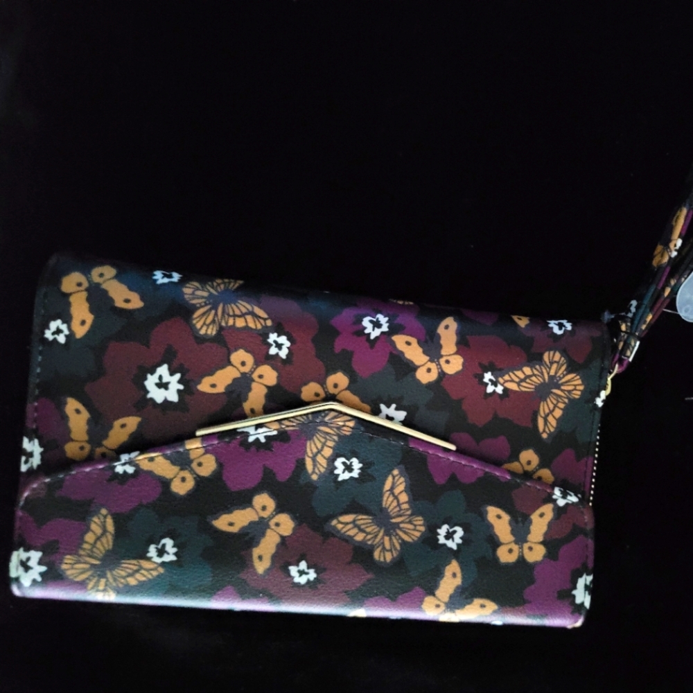 Large triple compartment wallet